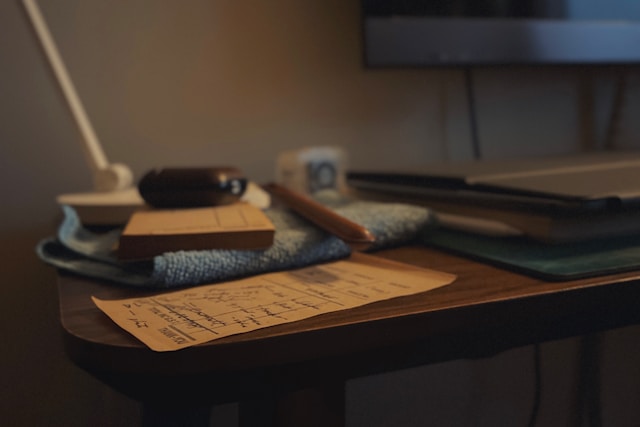 Handwritten notes and a lamp on a wooden desk, representing the specific questions high net worth investors should prepare before a first meeting with a fee-only fiduciary advisor in New England